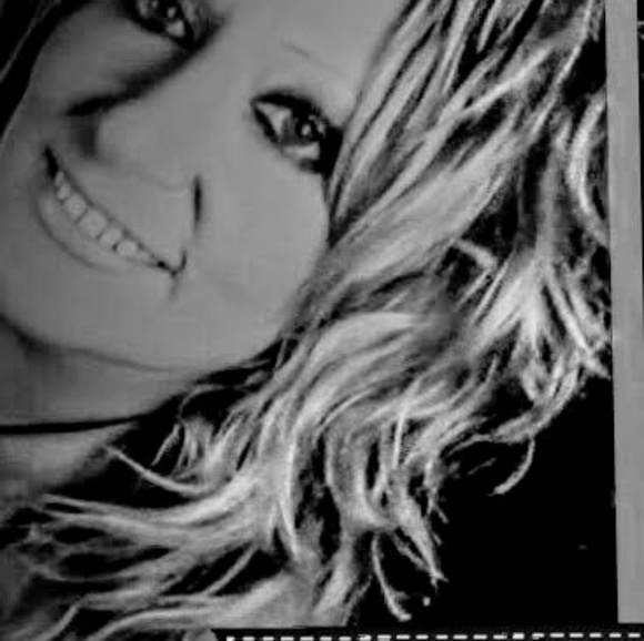 Meet your Posher, Nicole - Picture 2 of 2